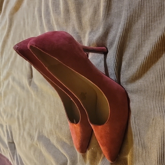 Isaac Mizrahi Shoes - NWT Isaac Mizrahi Suede Pumps 11